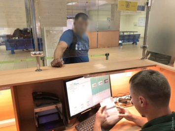 В Одесском аэропорту задержали иностранца с поддельным паспортом - он хотел улететь в Россию