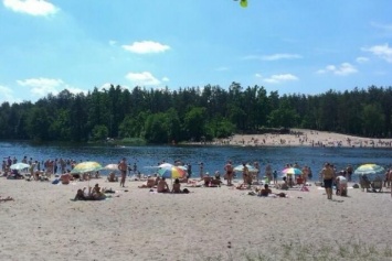 В Киеве разрешили купаться на всех пляжах, кроме одного