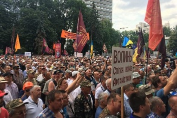 СМИ: У Верховной Рады прошли протесты против монетизации льгот