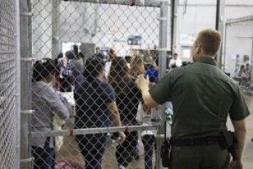 Скандал в США: Детей мигрантов отбирают у родителей и держат в «клетках»