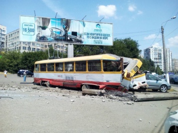 На Балковской трамвай катился задним ходом, врезался в столб и протаранил автомобиль