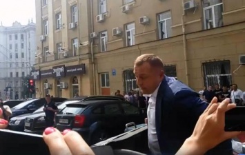 Заммэра Харькова покатали в мусорном баке (Видео)