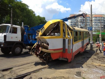 В Одессе трамвай слетел с рельсов и снес столб: задняя часть вагона - всмятку. Фото, видео
