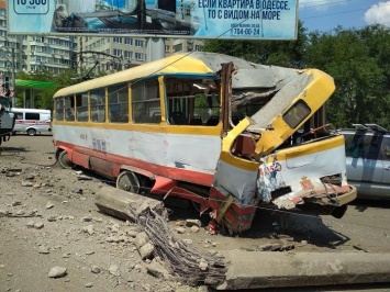 Одесский трамвай въехал в столб из-за внезапного отключения тока