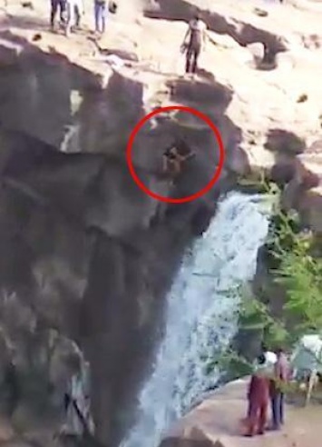 В Индии юноша сорвался с водопада, пытаясь сделать красивое селфи