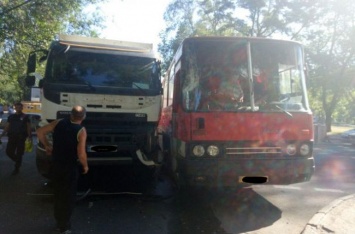 ДТП в центре Запорожья: грузовик протаранил пассажирский автобус. ФОТО