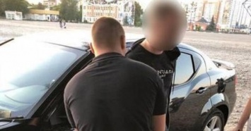 Харьковский студент поймали на продаже гранат, автомата и пистолета (ФОТО)
