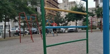 В Запорожье ребенок сломал спину на детской площадке: в прокуратуре расследуют служебную халатность чиновников
