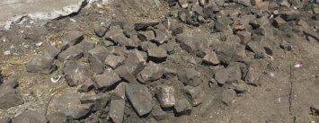 Обнаруженную брусчатку 19 века в центре Мариуполя признали мусором