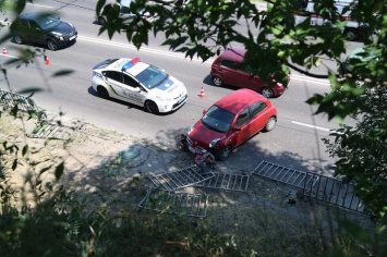 ДТП в Днепре: автомобиль врезался в ограждение