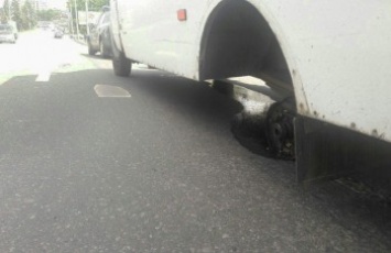 Сразу два колеса отпало у маршрутки в Полтаве (фото)
