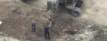 На территории одесской школы нашли авиабомбу: фото очевидца, как доставали огромный снаряд, - ФОТО