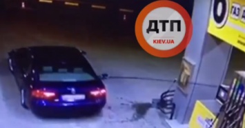Уехал с пистолетом в машине: в сети появилось видео взрыва на заправке под Киевом (ВИДЕО)