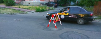 Водители, объезжающие улицу Шевченко, сломали водопровод на улице Полуботка