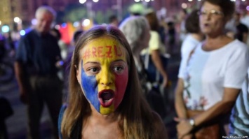 В Румынии протестуют против смягчения антикоррупционных законов (Фото, видео)