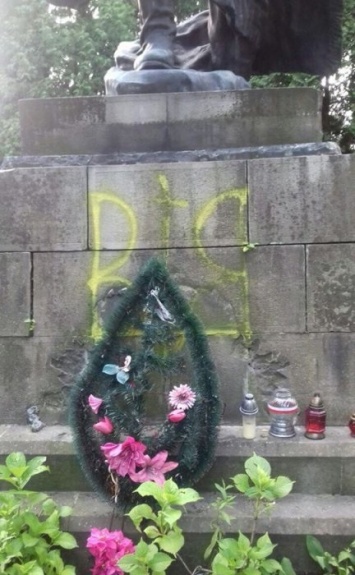 Во Львове разрисовали могилу героя СССР разведчика Кузнецова