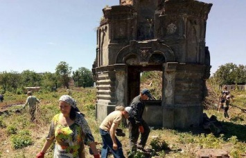 В Славянске решают судьбу столетнего кладбища, где найдены захоронения масонов