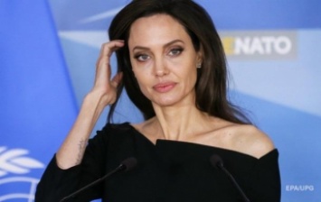 Питт запретил Джоли снимать их общих детей в кино