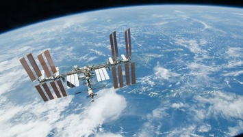 Коррекцию орбиты МКС перенесли из-за космического мусора