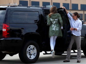 Мелания Трамп посетила центры содержания детей нелегалов в куртке с неуместной надписью