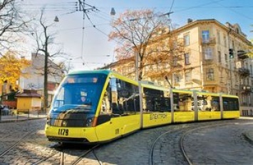 Крепление от проводов трамвая влетело в голову подростку во Львове