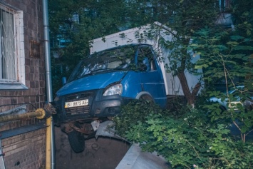 В Киеве хлебовоз чуть не взорвал дом, пострадал мужчина