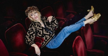 Кайли Миноуг в черном боди снялась для модного глянца