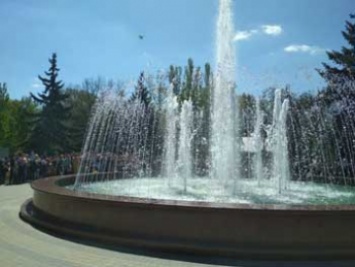 Детвора ныряет в фонтане в парке (видео)