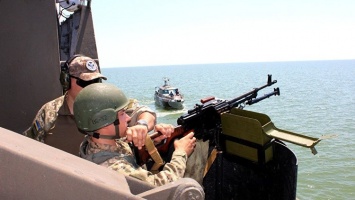 Украинские пограничники потренировались в стрельбе в Азовском море