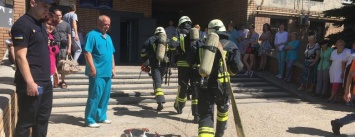 В Бахмуте спасатели ликвидировали условный пожар в стоматологической поликлинике