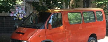 Возле многоэтажки в Кривом Роге обнаружили автомобиль с запрещенной символикой, - ФОТО