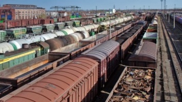 Тысячи вагонов вновь простаивают на железных дорогах Украины