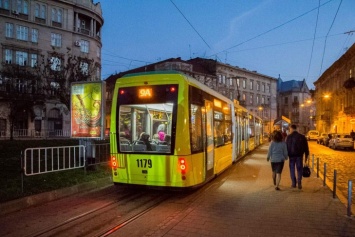Во Львове трамвай отрезал женщине ногу (видео)