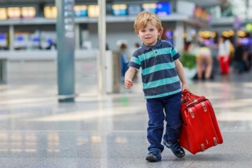 Украинцам разрешили вывозить за границу детей без согласия одного из родителей
