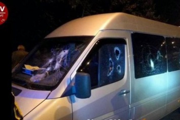 В Киеве возле метро обстреляли Mercedes (видео)