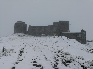 На Закарпатье похолодало до нуля и выпал первый летний снег. Фото