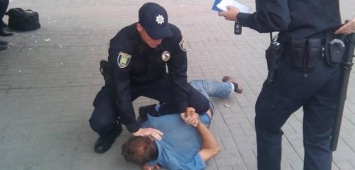 В Нежине пьяный парень сломал руку полицейскому