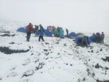 Спасатели добрались до заснеженного лагеря в Карпатах и эвакуируют замерзших детей. Фото