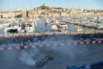 На шоу Формулы 1 в Марселе пришло около 10000 зрителей