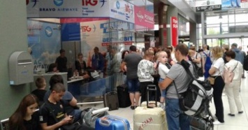 В аэропорту Киев застряли почти 100 туристов
