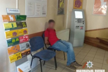 Отказали в кредите: житель Прикарпатья разгромил топором банкомат