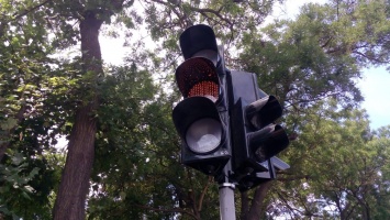 На Тираспольском шоссе установили светофор, но пока не спешат включать. Фото