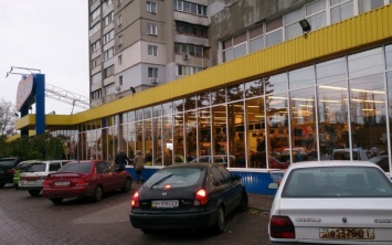 Кассир одесского супермаркеты показывает покупателям средний палец (ФОТО)