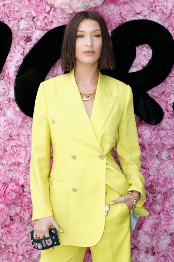 Образ дня: Белла Хадид в лимонном костюме Dior Homme