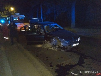 Погоня с Филатова на Бреуса: BMW на «бляхах» остановили только после столкновения с деревом. Фото