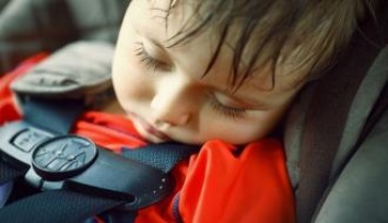 В Запорожье родители оставили ребенка на жаре в машине