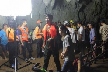 В Таиланде футбольная команда потерялась в пещере