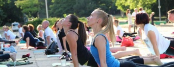 Международный день йоги николаевцы отметили массовым приветствием Солнца и Луны под открытым небом, - ФОТО