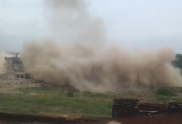 В Запорожской области на территории завода подорвали трубу высотой 90 метров (Видео)