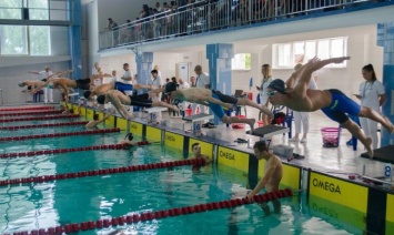 Спортсмены Каменского успешно выступили на чемпионате Украины по плаванию среди юниоров